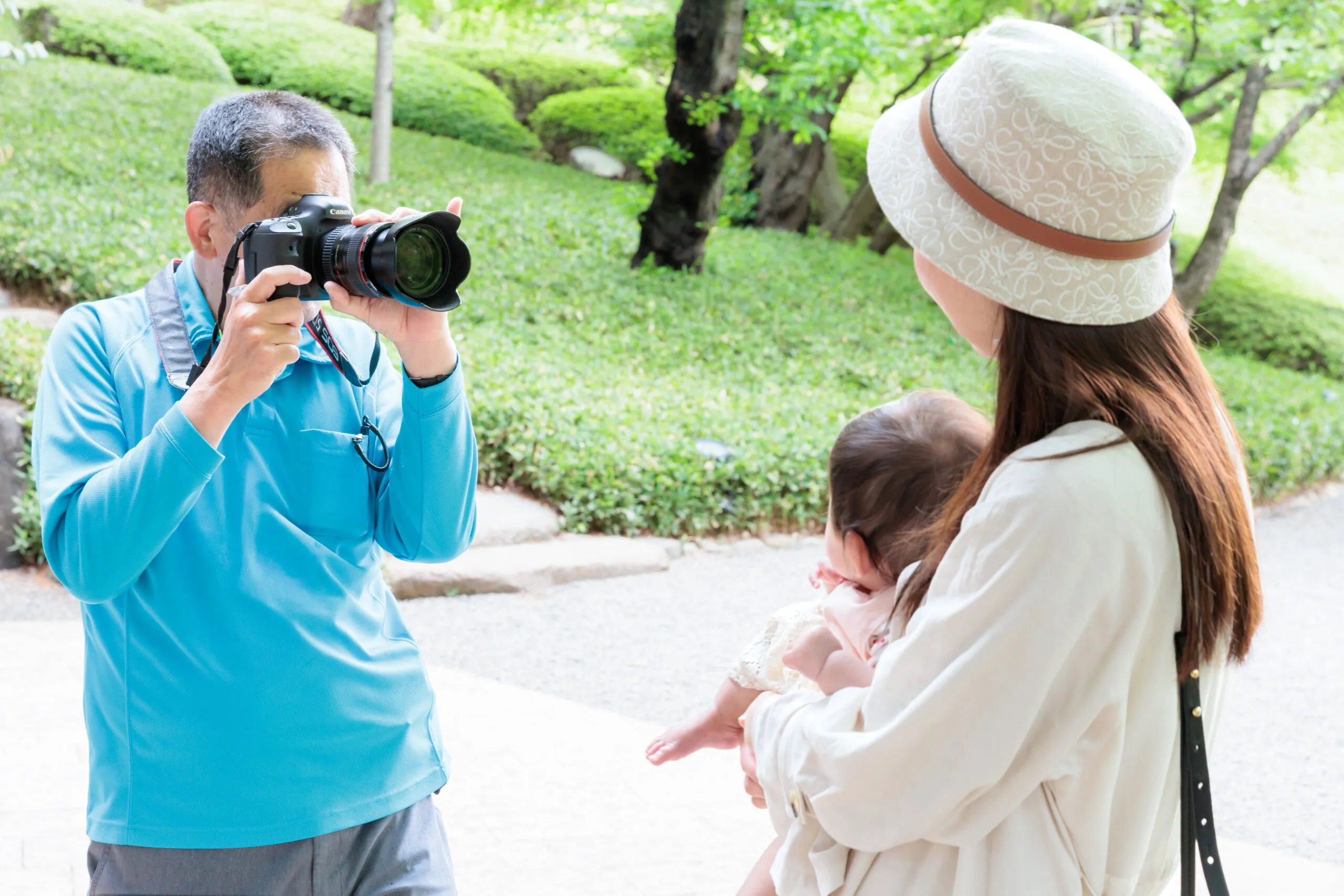 屋外で家族写真を撮影する様子