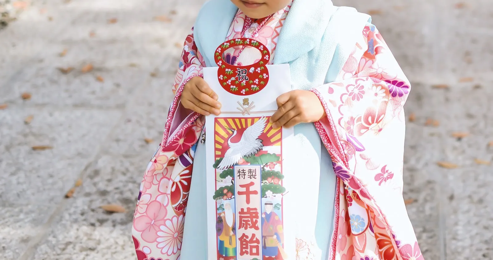 スマホで子どもを撮影する母親